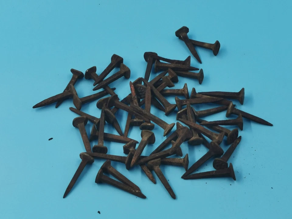 ANCIENS CLOUS  FER FORGE NUMEROTES  SNCF TRAVERSES RAILS 53 Pièces - Photo 2/4