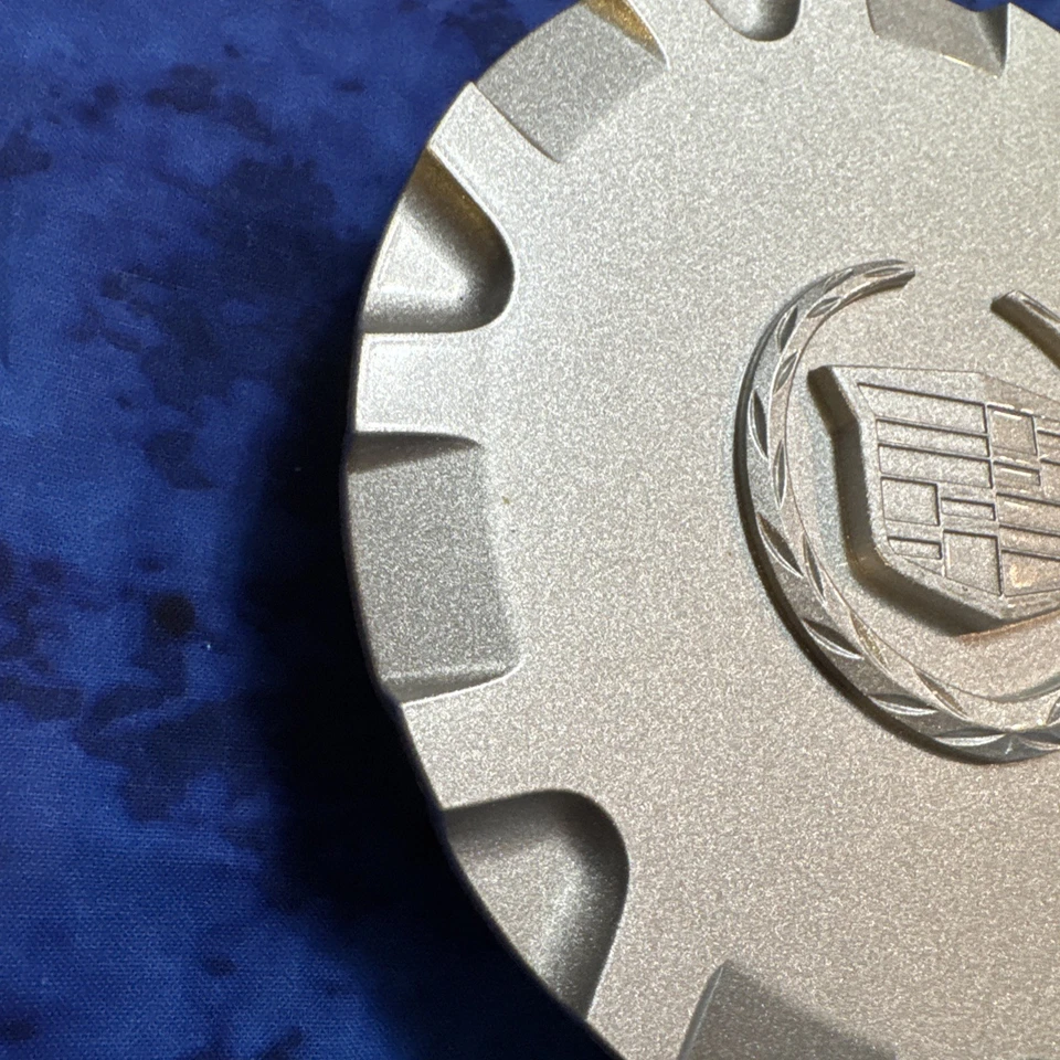 Cadillac SRX 2003-2006 OEM 17" tapa central de rueda plateada 9596272 Foto 2 de 4