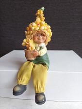 Frühlingselfe Wichtel Gärtner mit Blumentopf Gartenelfe Kantensitzer