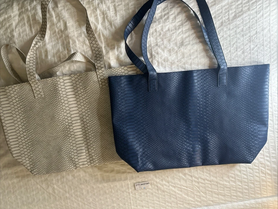 Bolsos de Mano Bloomingdale’s Piel de Cocodrilo Azul Oscuro y Crema 19”x12” Foto 4 de 4