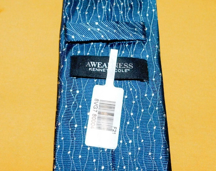 CORBATA KENNETH COLE AZUL/BLANCO LUNARES/RAYAS - NUEVA CON ETIQUETAS - CORBATAS PARA EL CUELLO - CORBATAS DE DISEÑADOR. Foto 3 de 3