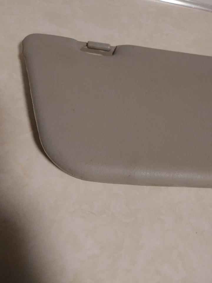 99/04 Suzuki XL-7 Grand Vitara Chevy Tracker Passenger right Side Sun Visor Gray - Image 4 of 4