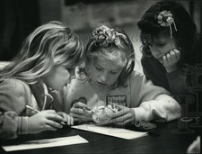 1990 Press Photo Kelly Halverson, Elizabeth Stozek, Becky Stozek identify skulls