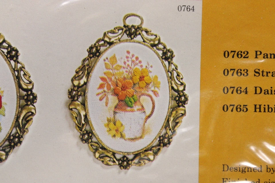 Pair 1981 CREATIVE CIRCLE Embroidery Kits #764 & 765, Flowers Frames NEW SEALED - Image 3 of 4