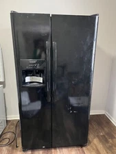 Frigidaire 25.5-cu ft Side-by-Side Refrigerator w Ice Maker (Black)