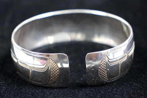 VINTAGE FIRST NATIONS GILBERT PAT HAND CARVED STERLING SILVER RAVEN BRACELET - Picture 12 of 14