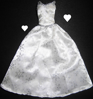 für Puppen wie z.B. Barbie Steffi love Hochzeitskleid Fleck hinten siehe Foto
