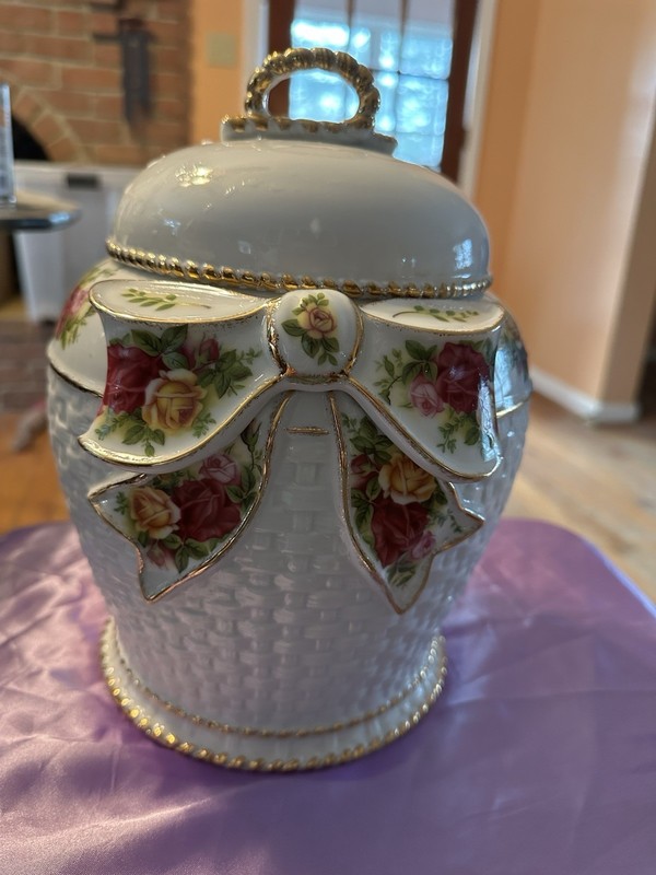 Royal Albert Old Country Roses Biscuit Jar (Large)
