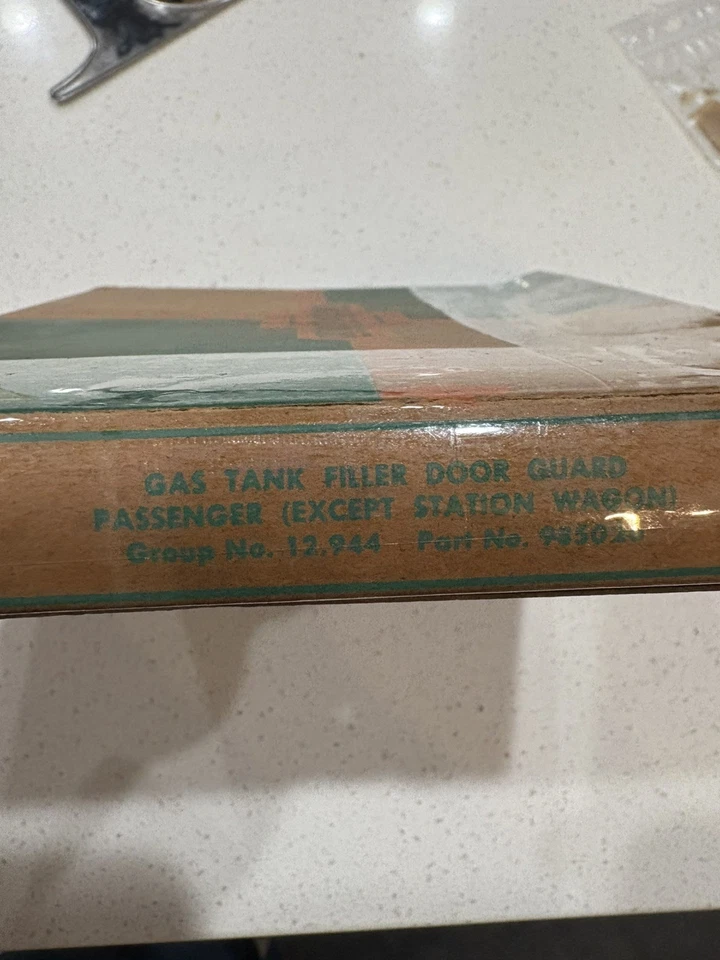 Protector de puerta de combustible Chevy Impala Belair Biscayne 1961 nuevo de lote nuevo #985026 GM Foto 3 de 4