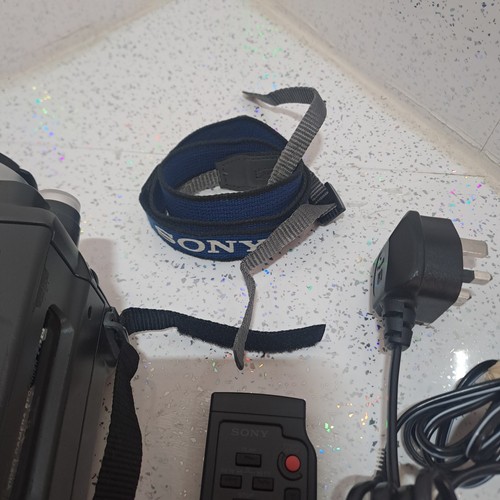 Sony Handycam CCD-TRV218E Camcorder Hi8 Tape 560x Night Vision Camera + Charger - Picture 19 of 21