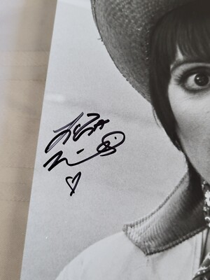 LIZA MINNELLI HAND SIGNED 8X10 BLACK AND WHITE PHOTO AUTOGRAPH