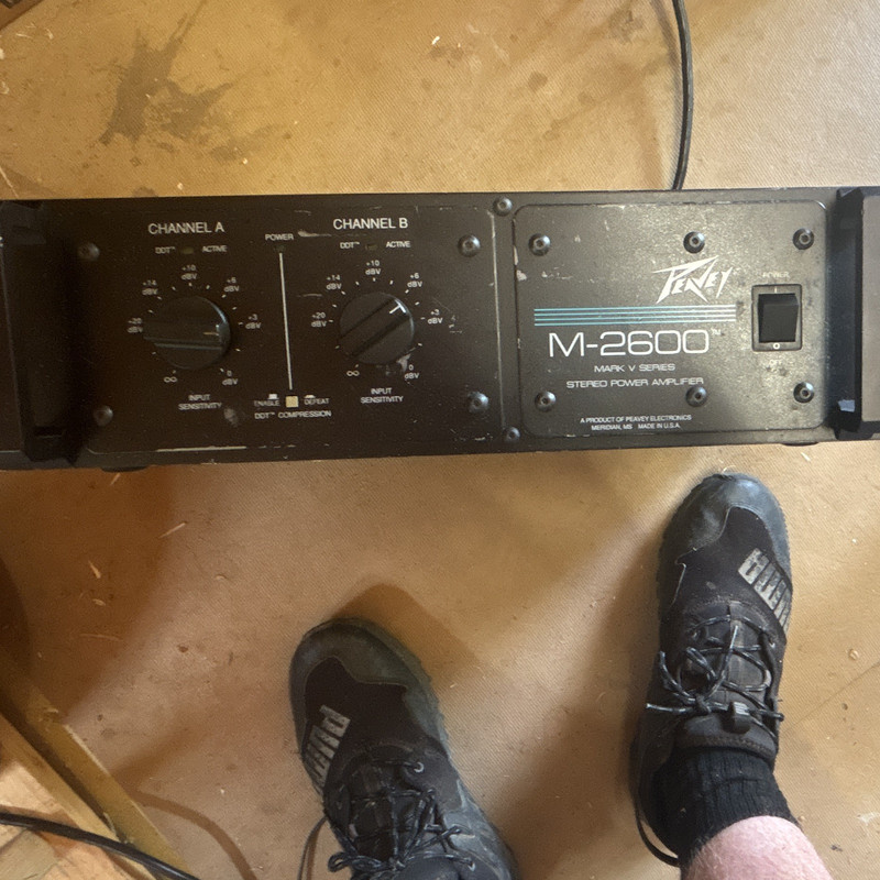 Peavey M-2600 2-Channel Stereo 200W Rack Power Amp RCA In Banana Out