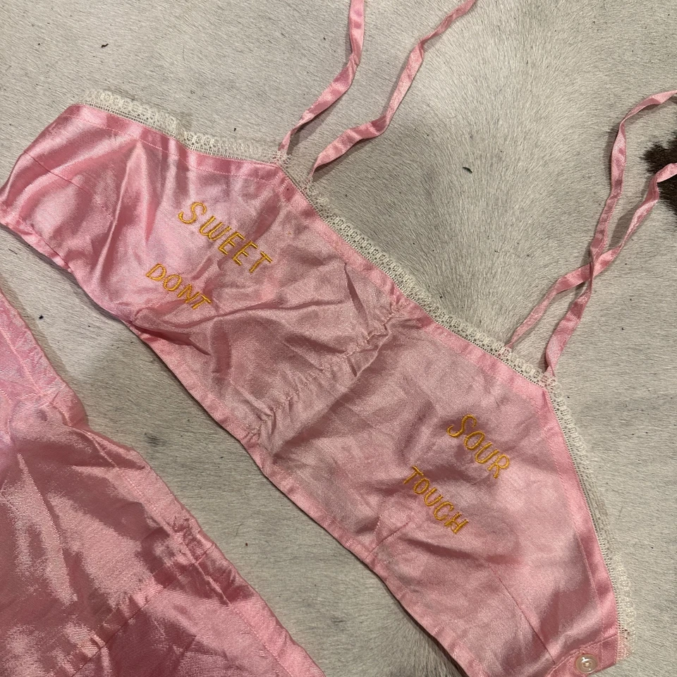 Conjunto de lencería bordada de recuerdo vintage de la Segunda Guerra Mundial de la década de 1940 Sweet Sour Off Limits rosa Foto 2 de 4