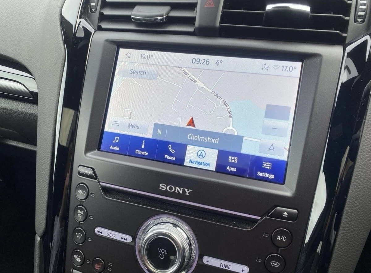 Supporto Per Navigatore Ford Mondeo (2001-04/07) — Fissaggio Al Cruscotto In Similpelle, Nero