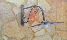 Lampada applique a parete per esterno in ferro battuto con piatto bianco e nero