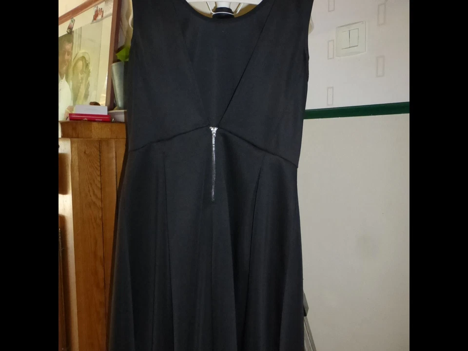 jolie robe sans manche noir marque ici et maintenant taille 42 - Photo 2/3