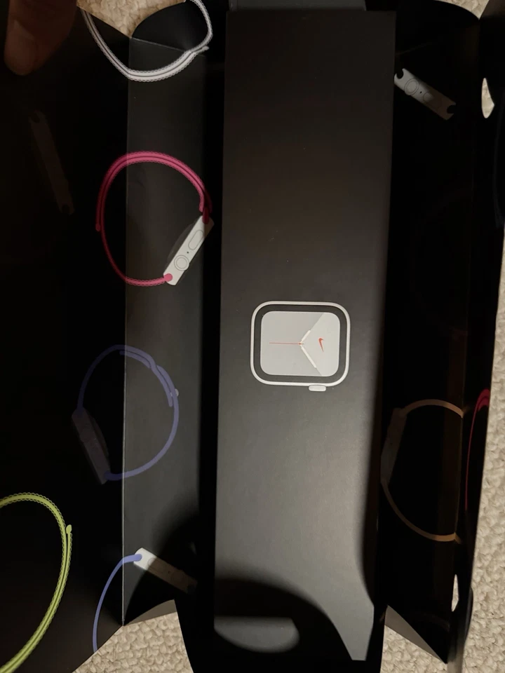 Apple Watch Series 5 Nike 40 мм серебристый алюминиевый корпус с чистой платиной/черным - Изображение 4 из 4