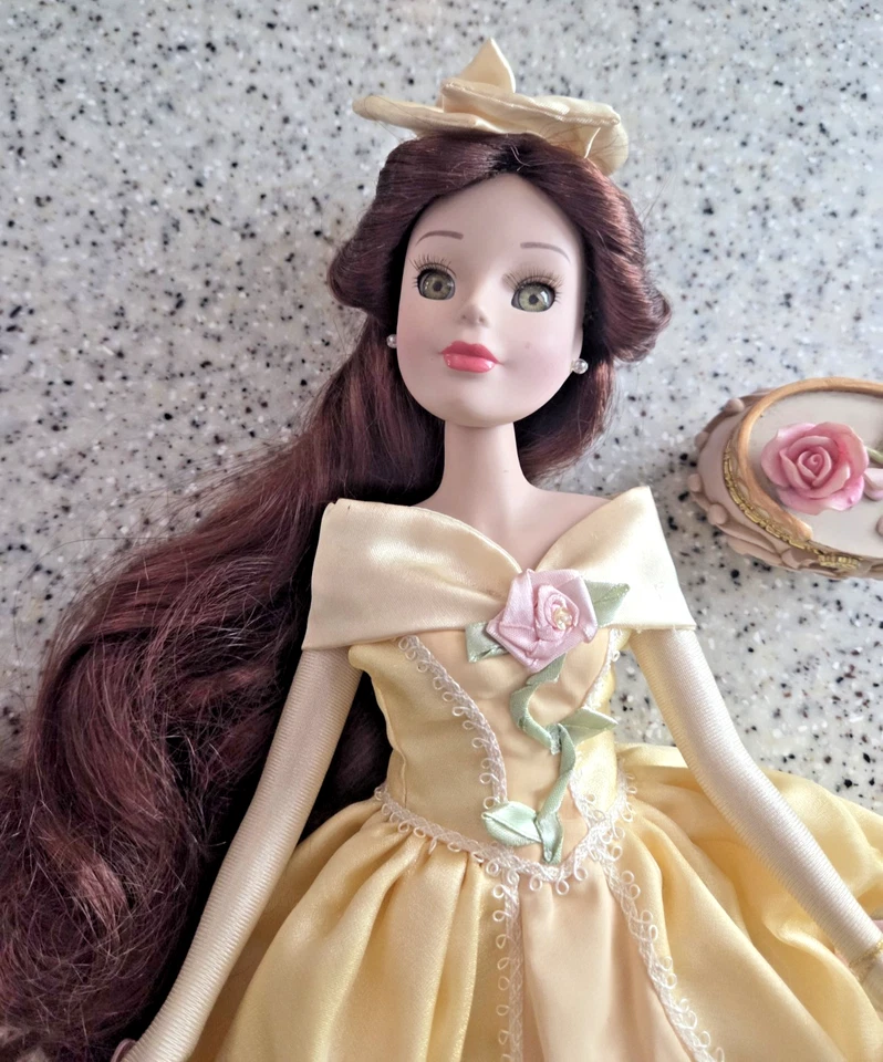 Muñeca Princesa Bella Disney Porcelana Recuerdo Caja Latón Llave 2001 Foto 3 de 4