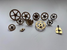 10 x Verschiedene Zahnräder und 2 x Bauteile mechanisches Uhrwerks Messing 
