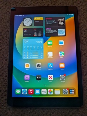 Apple iPad (5th Generation) A1822 32 GB, Wi-Fi, 9.7 in - Very Good Condition