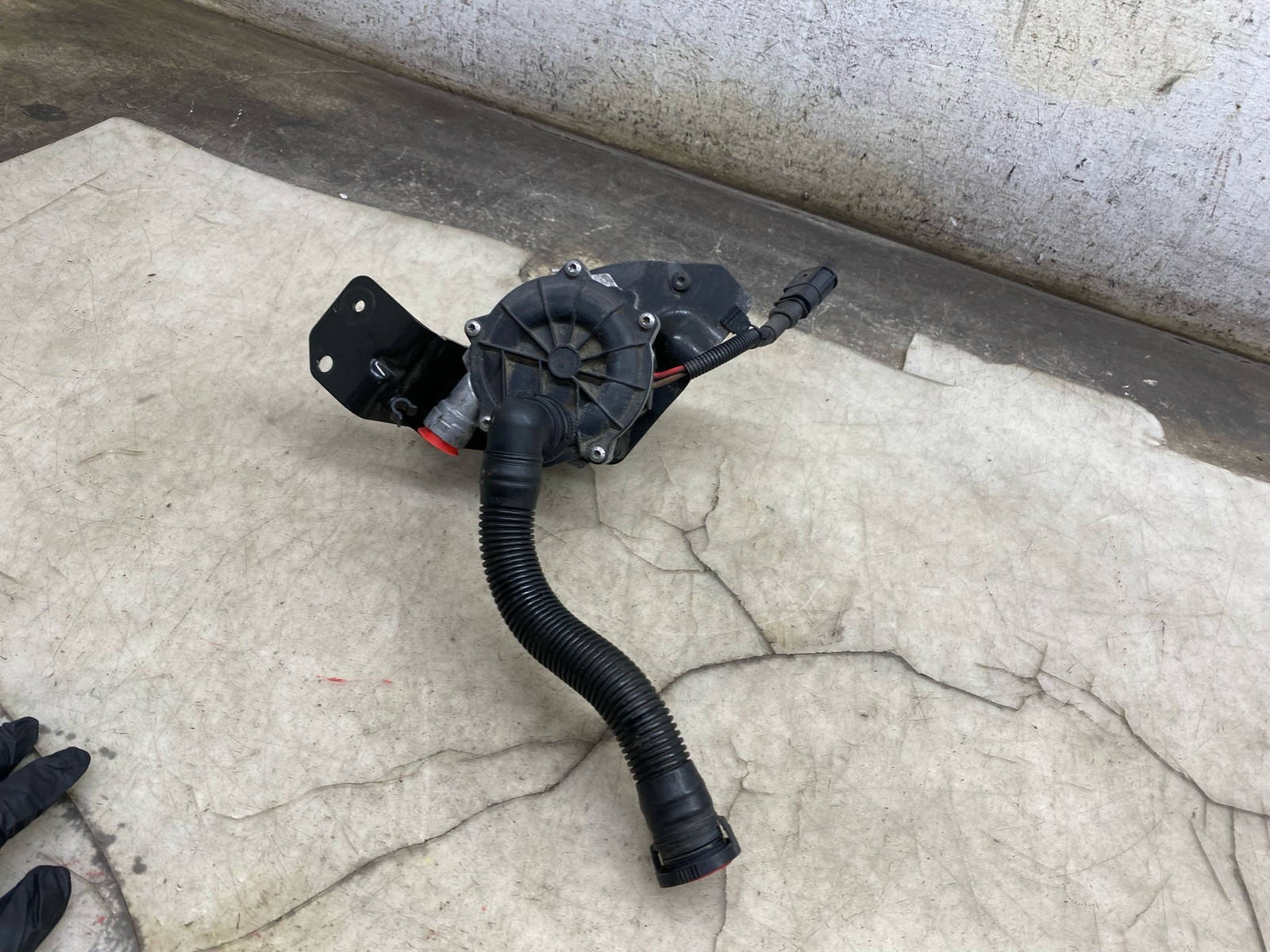 2015-2020 BENTLEY BENTAYGA 6.0L RIGHT SECONDARY AIR INJECTION PUMP 079959231G