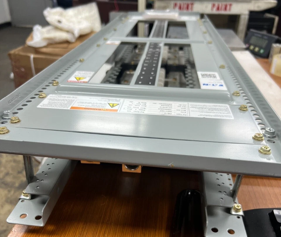 👀 NEW EATON 225 AMP MAIN LUG PANELBOARD INSERT 208Y/120 VAC 3Ø 48 CIRCUIT PRL1A - Image 3 of 4