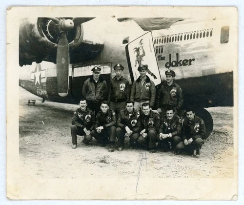 #  21  OLD WW2 MILITARY PHOTO PILOT & CREW B - 24 PLANE JOKER NOSE ART  SNAPSHOT