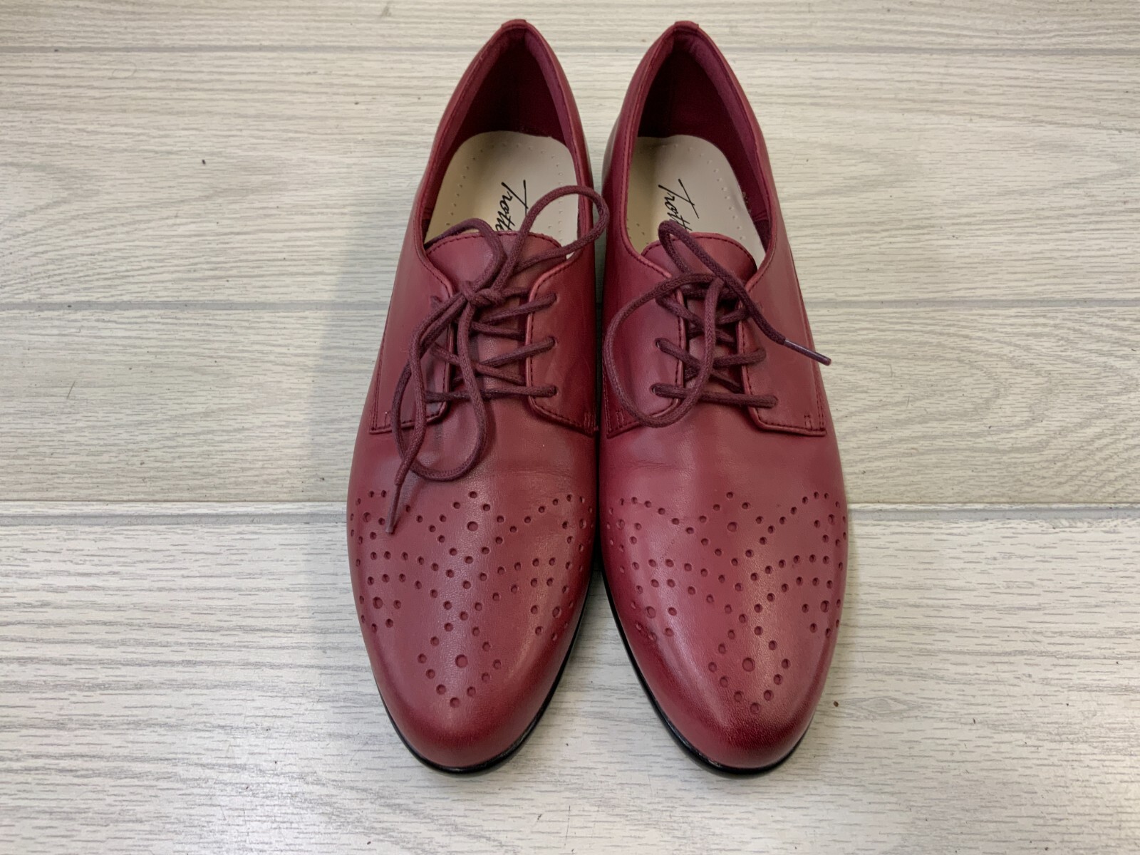 Women's Trotters Livvy Perforated Oxford, Size: 9.5, Red