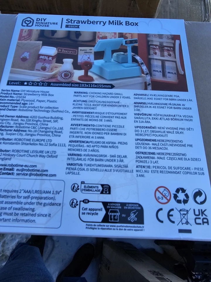 Rolife DS034 Miniature Food Box Shop Kit - Strawberry Milk Box - Image 4 of 4