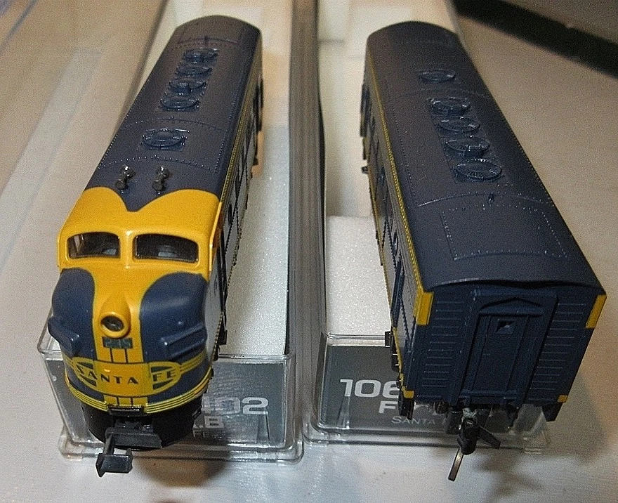 KATO N SCALE #106-0402 F7 A,B UNITS SANTA FE ,BOXED IN PLASTIC CASES - Image 3 of 4