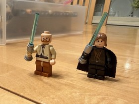 Lego 7257 Ultimate Lightsaber Duel light up minifigures, one working