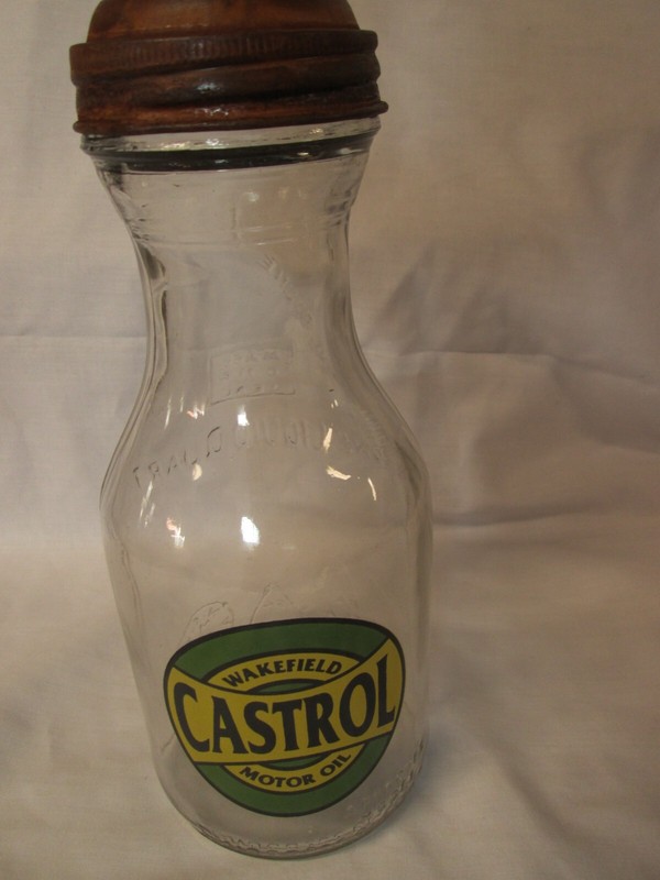 Nice Castrol Wakefield Motor Oil 1 QT. Glass Oil Bottle With Master Spout