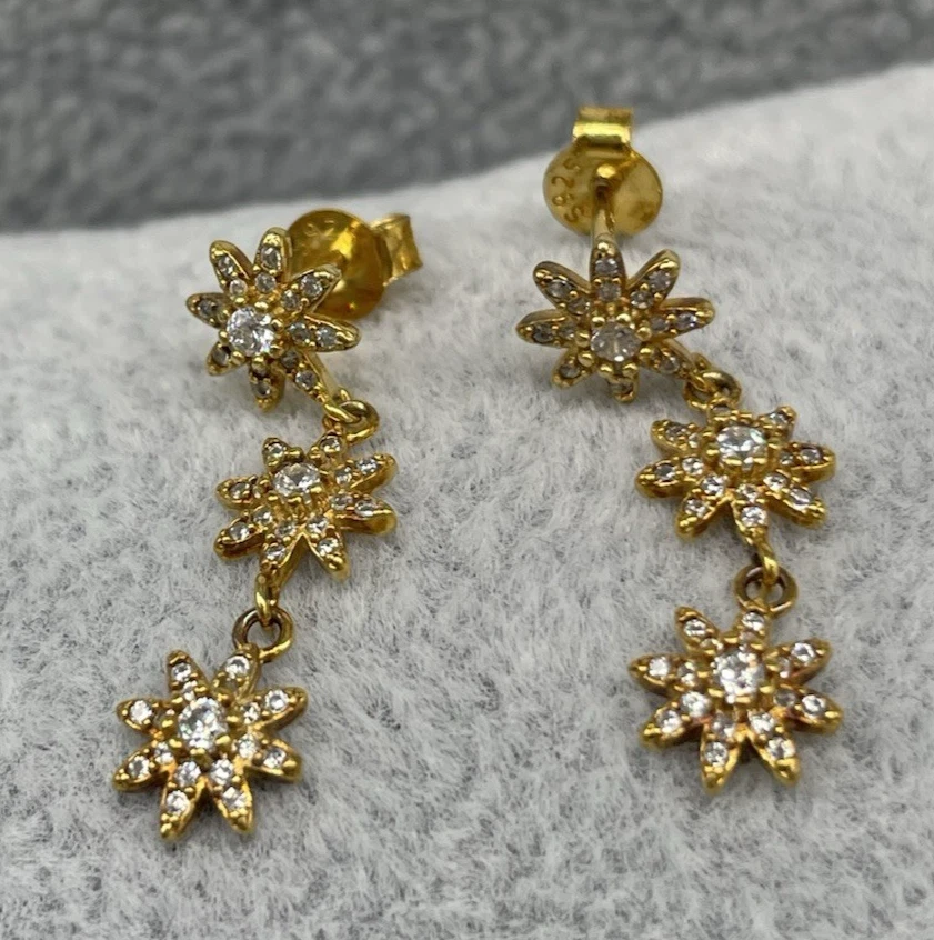 Orecchini Donna in Argento 925 dorato pendenti di Stelle ricoperti da brillanti - Immagine 2 di 4