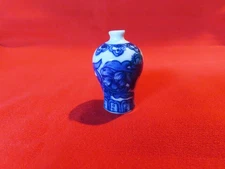 Miniature dollhouse Chinese tall porcelain vase blue & white