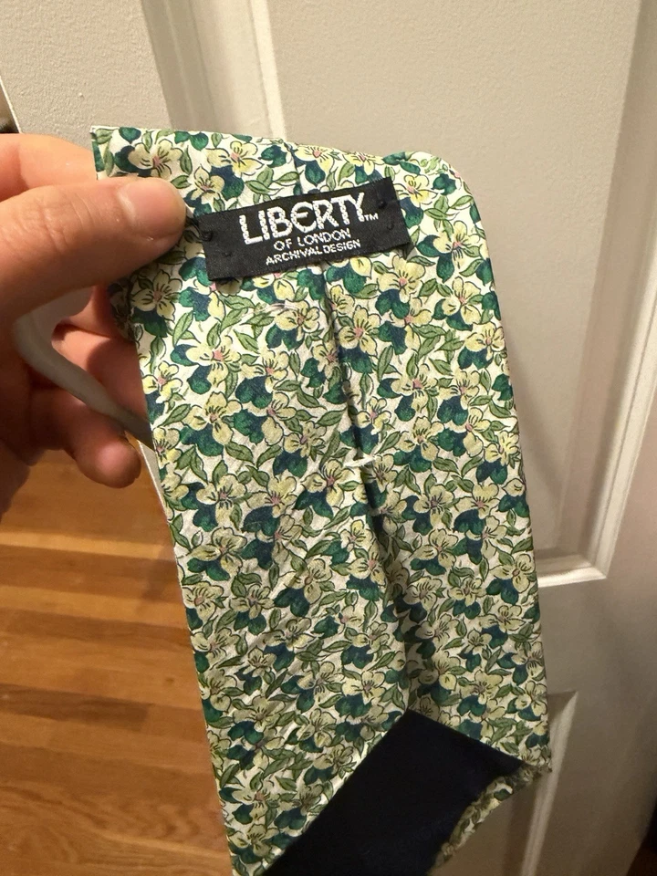 Gravata de seda floral masculina Liberty Of London - Imagem 2 de 3