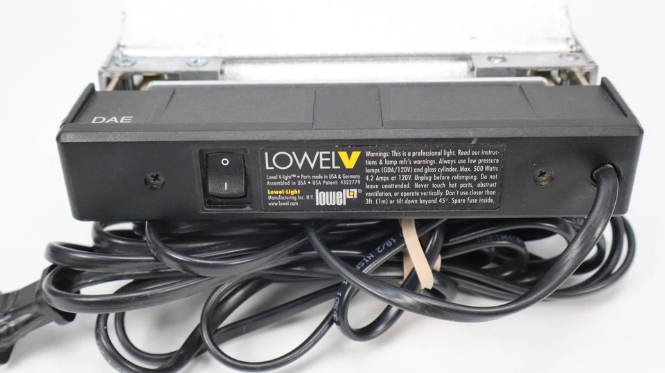 Lowel V Light Photography Flood Light w/ Adjustable Reflectors - No bulb - Image 3 of 4