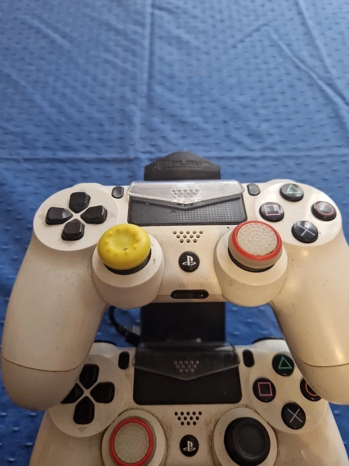 Lotto Di 2 Pad Bianchi Sono Playstation 4 + Base Di Ricarica - Immagine 3 di 4