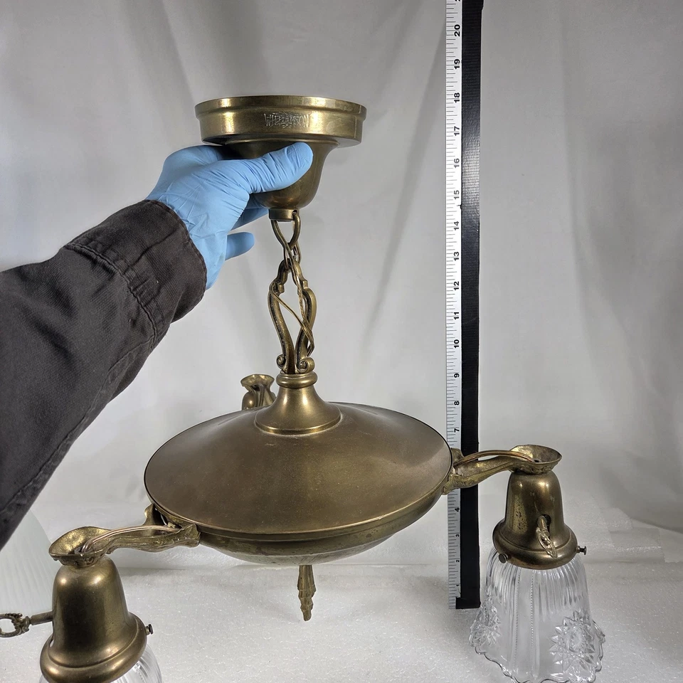 Lámpara de araña Williamson vintage de latón de 3 brazos pantallas de vidrio esmerilado Foto 2 de 4