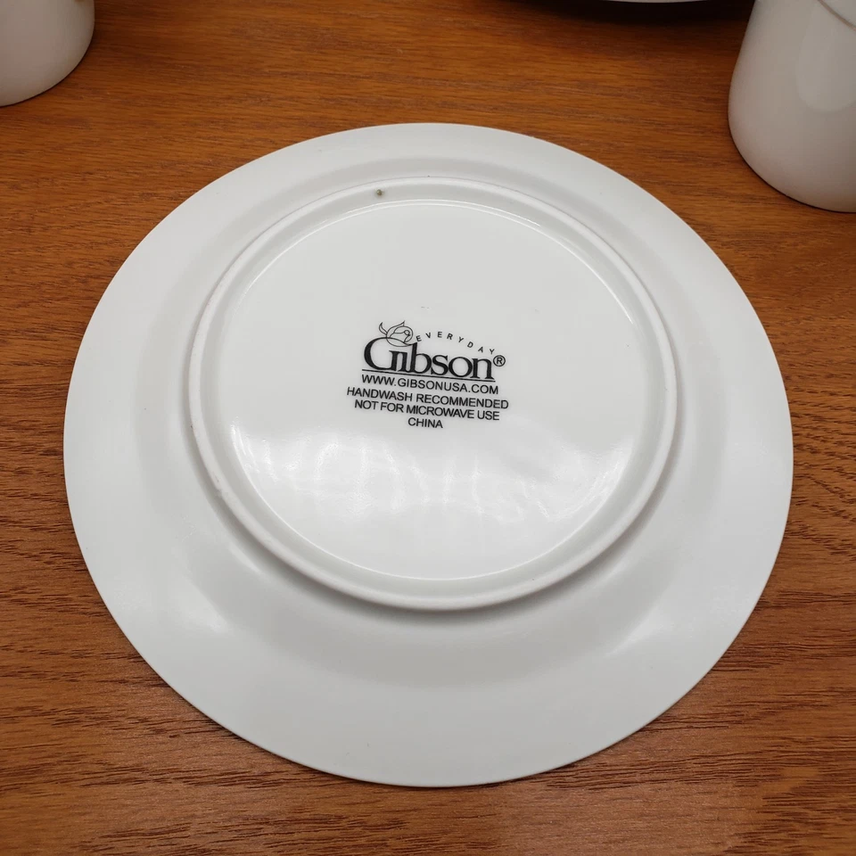 Набор столовой посуды Gibson повседневный белый 4 кружки и 4 салатные тарелки 7 дюймов с серебряным ремешком - Изображение 4 из 4