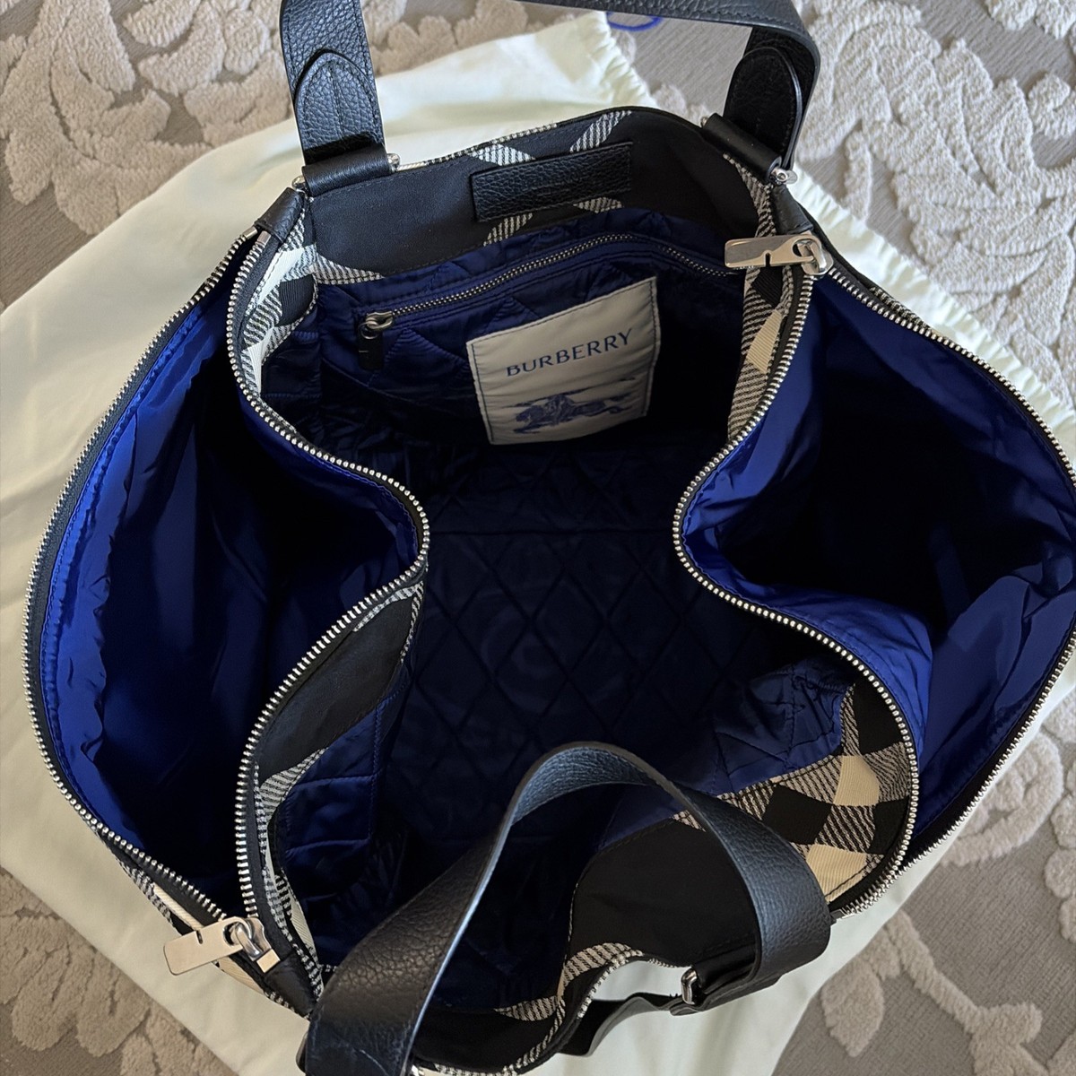 Authentic NEW BURBERRY UNI Black / Cream Medium FIELD Check Travel
