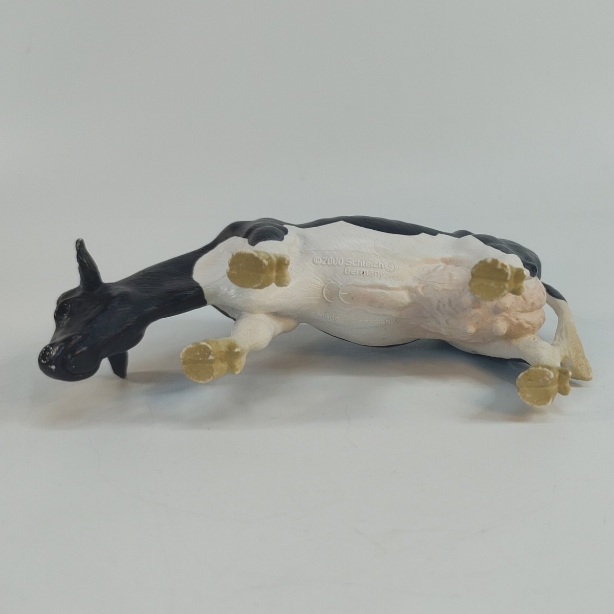 Schleich Figur – Grasende Kuh Schwarzbunt, Naturgetreu Bemalt, Bauernhof-Tier
