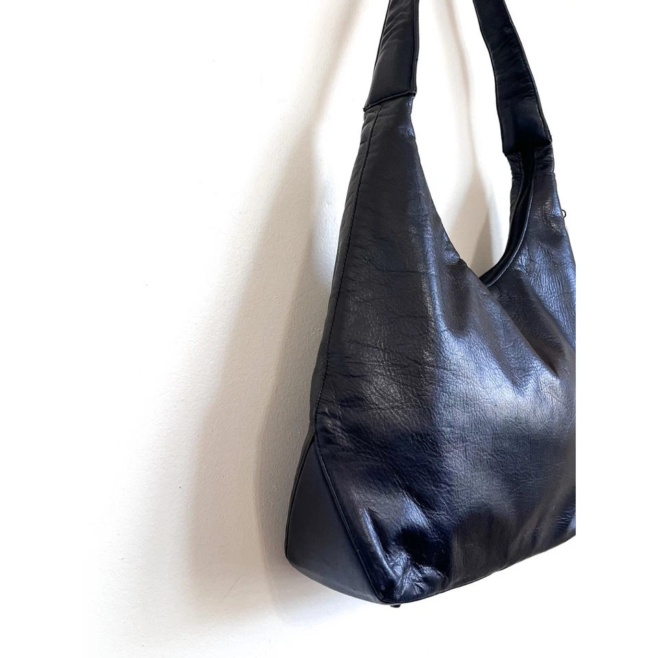 Bolso de hombro Hobo de cuero suave negro Perlina New York Foto 3 de 4