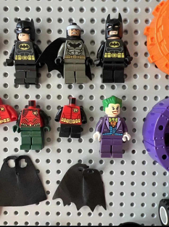 LEGO Batman Joker Robin Man-Bat Dynamite Capa Edición Limitada Torso agrietado Capucha Foto 3 de 4