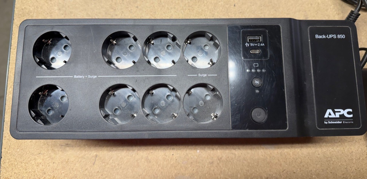 APC BE850G2-IT 520W Gruppo di Continuità - Nero