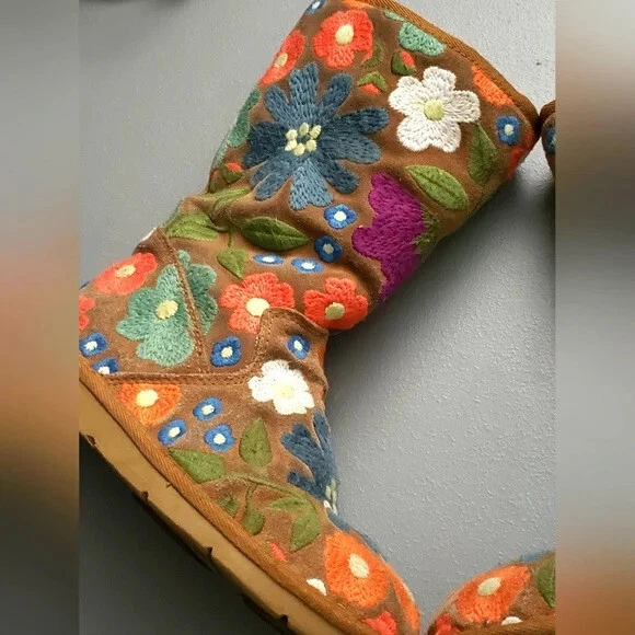 Botas de gamuza UGG talla 6 Wahine florales bordadas difíciles de encontrar raras hippies trippy 🌼 zapatos Foto 3 de 4