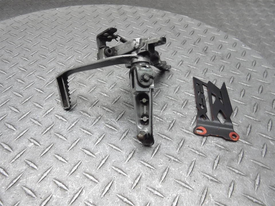 2001 01-02 Suzuki GSXR 1000 GSXR1000 Juego trasero derecho Pedal de freno Soporte de clavija Foto 3 de 4