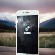 Apple iPhone 7 Unlocked 32GB No Sim Restrictions. Wih Tic Tic App