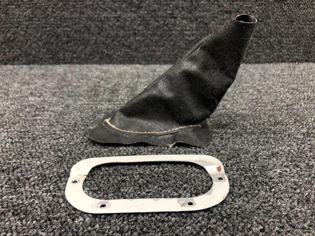 n673ページ 0543015-6, 0543026-1 Cessna 172 Nose Gear Steering Boot LH or RH