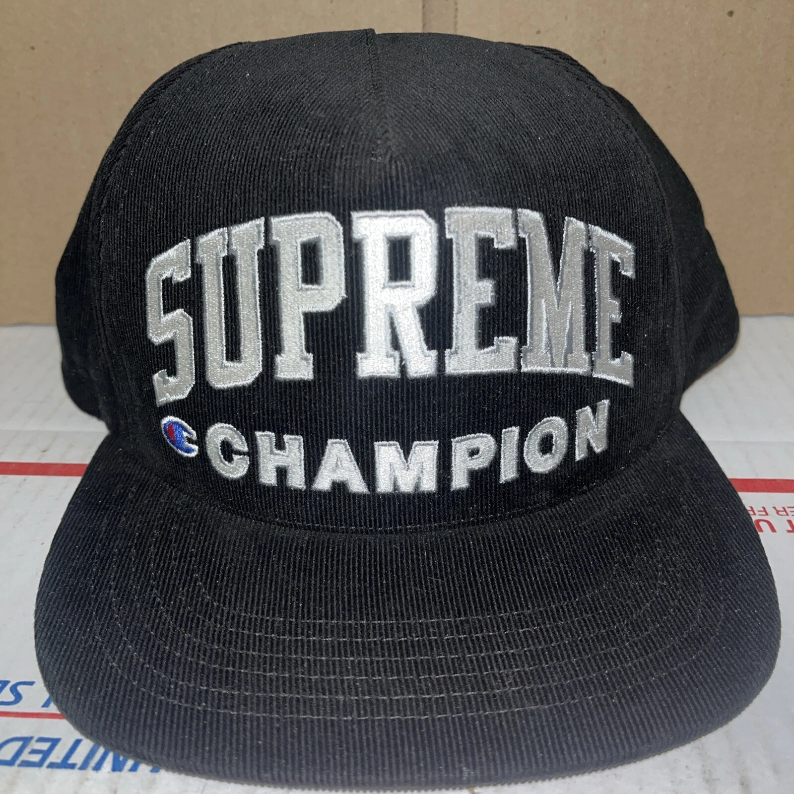 Casquette snapback Supreme Champion 5 panneaux noir et blanc