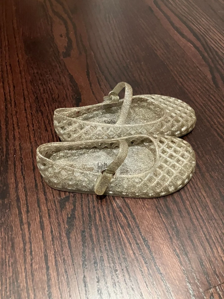 Pisos planos brillantes Old Navy para niñas pequeñas, plateados, talla 10 para niñas pequeñas Foto 3 de 4